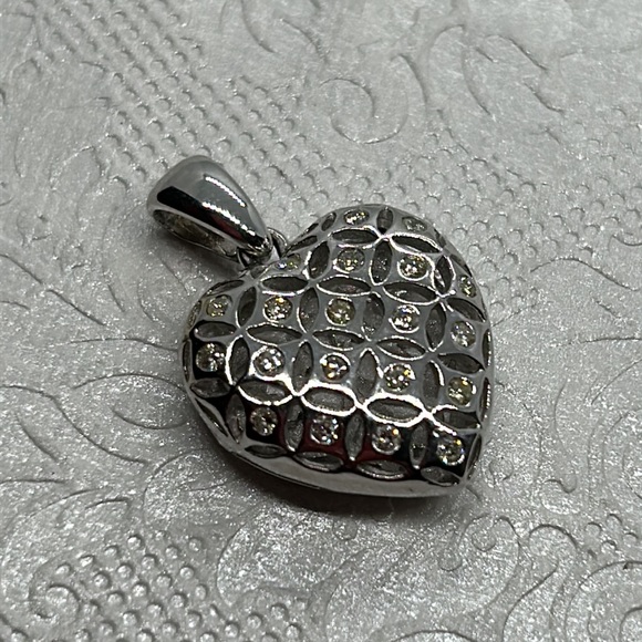 Beautiful 14K White Gold Diamond Heart Pendant - Picture 7 of 9